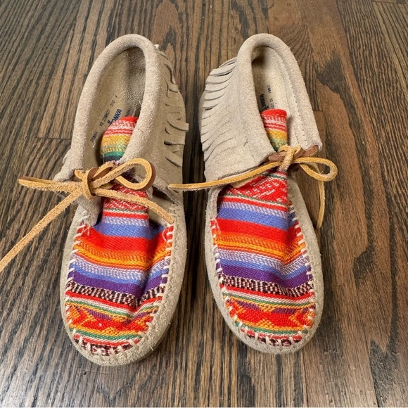 Youth Kids Minnetonka Frisco Suede Fringe Moccasin Ankle Boots size 12 - Picture 2 of 7